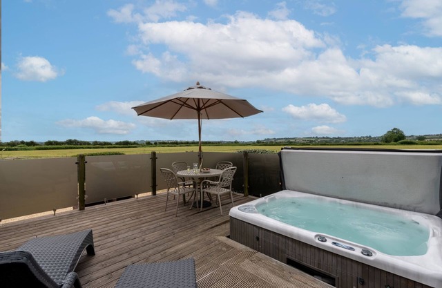 Buttercup lodge - sleeps 4/5 with hot tub & countryside views