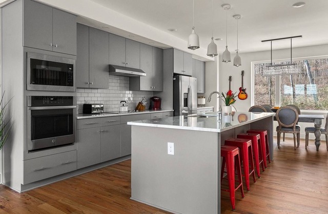 C10 ~ 3 Master Suites ~ Close to BNA ~ 15 Mins to Downtown & Gulch ~ Smart TVs ~ Free Garage Parking
