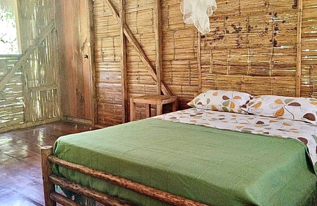 cabaña en la selva, cómoda, cercana a a ríos y rodeada de bosque. ..............