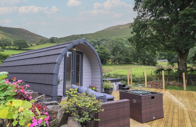 CABAN TIRION, romantic, with hot tub in Dolgellau