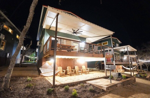 CampQYB- Modern Lux Rustic Cabin, Hot Tub, FirePit, Games