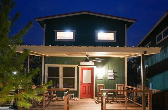 CampQYB- Modern Lux Cabin, Hot Tub, FirePit, Sauna
