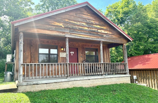Cabin in town, walking distance to the courthouse square.