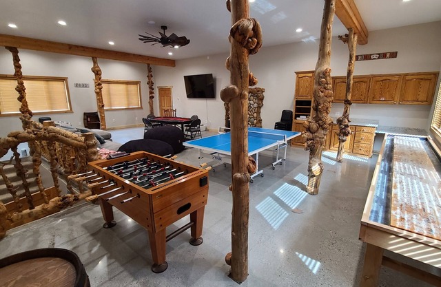 Cabin on Creek W/fire pit close to Ski, boat, fishing, Hike with large game room