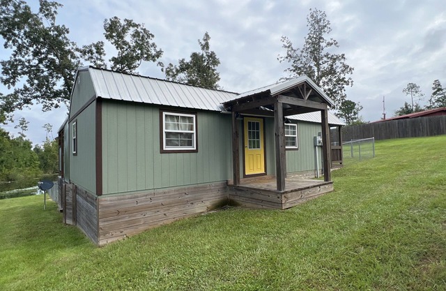 Cabin on Lake Seminole with dock and boat launch! Sleeps 6