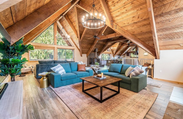 Cabin on Peaceful creek w/ hot tub, sauna, firepit- minutes from Hurricane Ridge