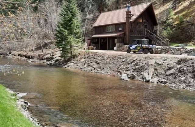 Cabin on the Creek w/ Hot tub