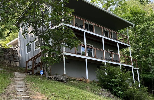 Cabin on water with Covered Boat Dock -Gentle Slope to Lake!