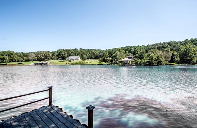 Cabin w/ Dock-Fire Pit-Hot Tub-Updated Kitchen-On Tellico Lake-Bat Creek Cove-Great for Families!