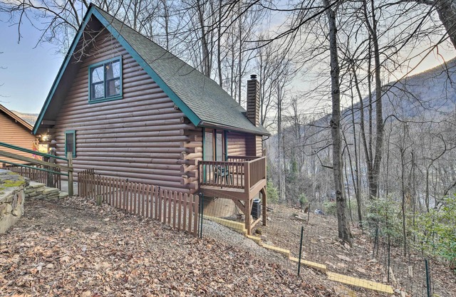 Cabin w/ Fire Pit: 5 Mi to Cataloochee Skiing