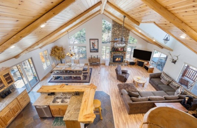 Family Cabin with Air Conditioning, Pool Table, BBQ