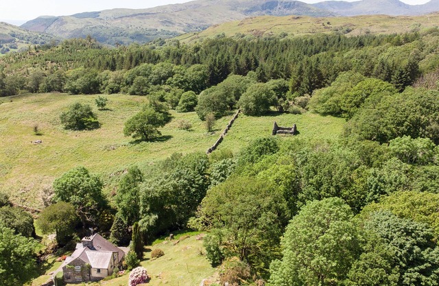 CAE LLECI, pet friendly, character holiday cottage in Dolgellau