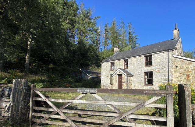 CAE'N Y COED COTTAGE, pet friendly in Penrhyndeudraeth