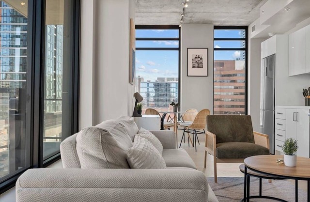 Calgary Tower View | King Bed | Pool | Gym | AC
