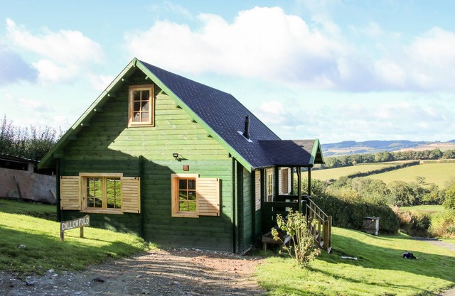 CALLOW FOLD, pet friendly, character holiday cottage in Craven Arms