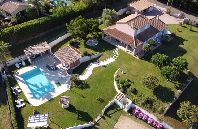 Calma y naturaleza: casa de 90 m² con piscina cerca del mar y las montañas