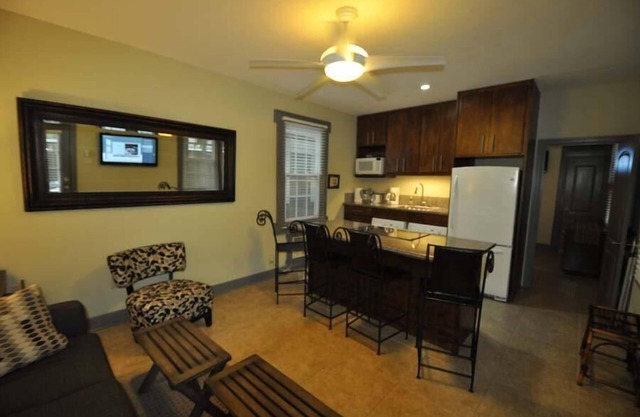 Área Histórica NOLA 2 hab / 2ba con patio en Crescent Moon Villas