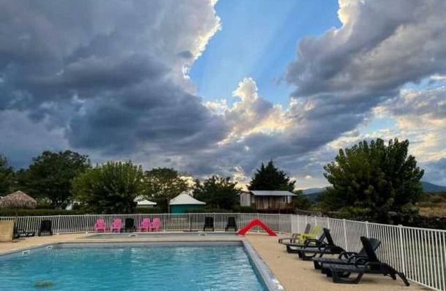 Camping 3 étoiles - Piscine - eeeehg
