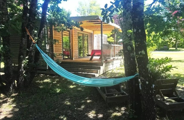 Camping Fontaine Du Roc *** - Bungalow de lujo de 4 habitaciones para 6 personas