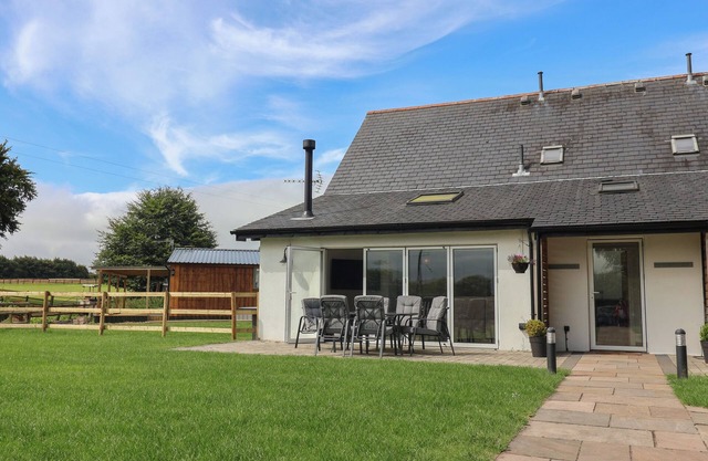 CAMPION COTTAGE, pet friendly, with open fire in Roadwater