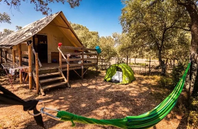 Camping Domaine de Gajan **** - Bungalow Toile 3 Habitaciones 4 Personas
