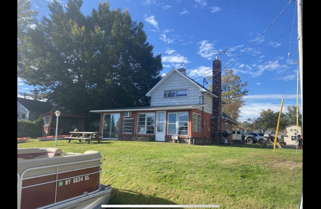 Hermosa casa frente al canal, a poca distancia de las atracciones de Sylvan Beach
