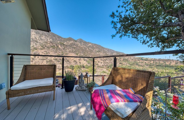 "Canyons Edge"- a unique home surrounded by nature