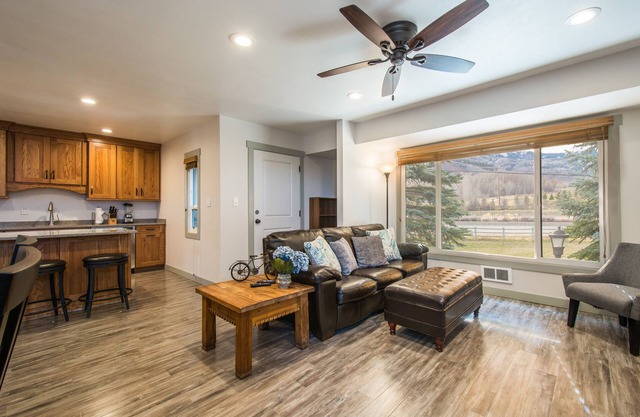 Vista de los cañones 20: Park City Canyons: Muy bien actualizado, 2 habitaciones, 2 baños. Caminata hasta el ascensor de cabriolet