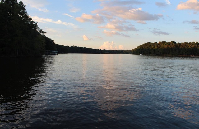 ¡Disfruta de la temporada de fútbol en este encantador Cape Cod en el lago Hartwell, cerca de Clemson!