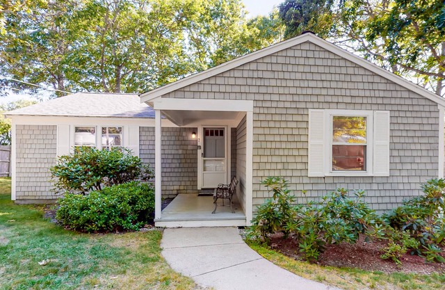 Cape Cod cottage with large yard, grill, outdoor shower - WiFi & washer/dryer
