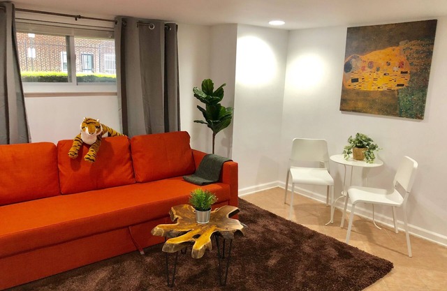 Capitol Hill Cozy w/ Private Entrance Bsmt on a Budget - Sleeps 4, Free Parking