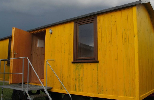 O Zona 2 a la izquierda, 1 habitación con 2 camas - Caravanas en Wangeliner jardín con cocina de verano - el uso