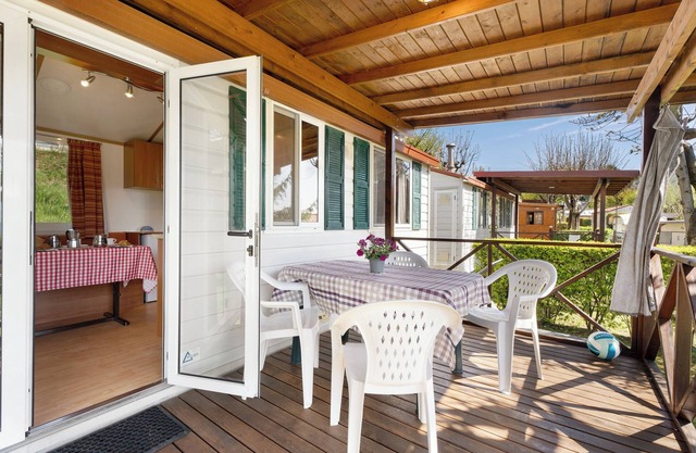 Caravana 'Mobile Home Comfort Standard' con vistas al lago, piscina compartida y Wi-Fi