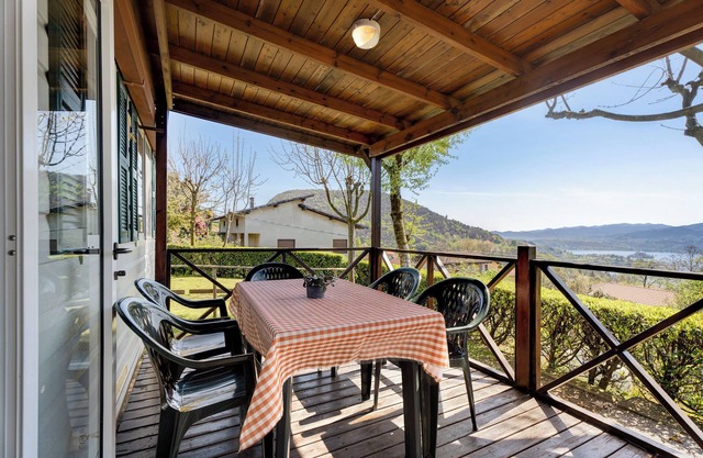 Caravana 'Mobile Home Comfort Vista Lago' con vistas al lago, piscina compartida y jardín privado