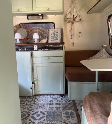 Caravane vintage à la ferme