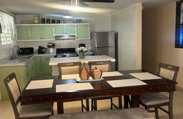 CariBnB, 7 minutes from Airport & 11 to Beaches