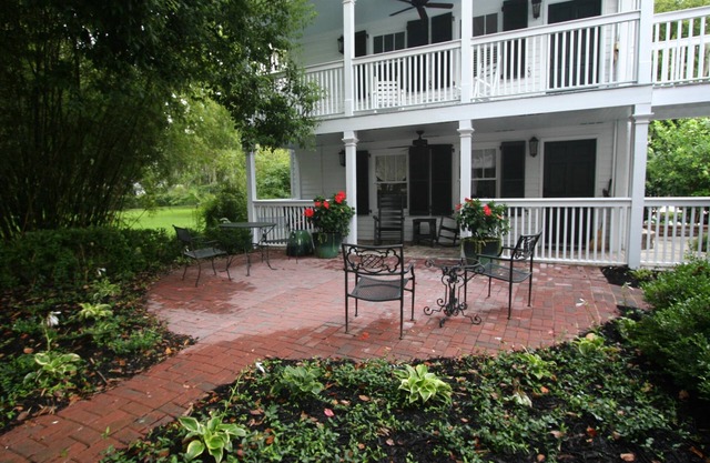 Carriage House bajo Live Oaks en el centro histórico de Beaufort con patio jardín