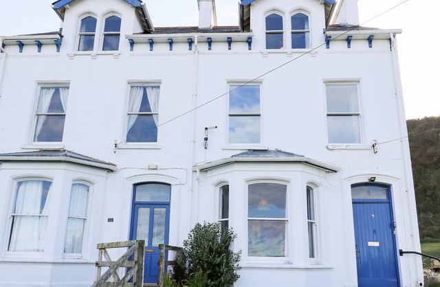 CARRIGUISNAGH, pet friendly, character holiday cottage in Ballycastle
