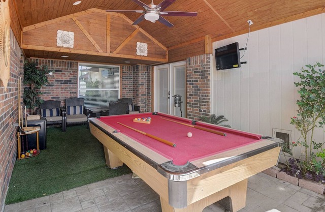 Carrollton Retreat! 4BD / POOL TABLE *