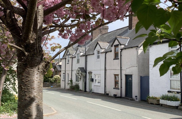 CARTREF, pet friendly, with open fire in Llangernyw