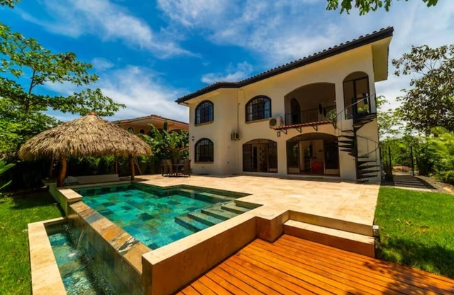 3-Bedroom house w/pool, close to beach