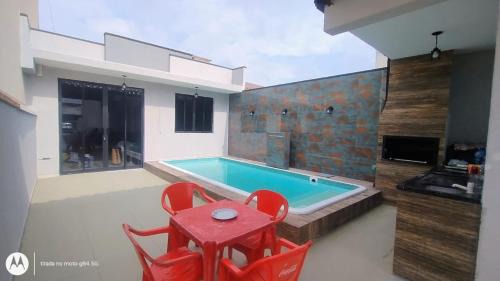 Casa a 300 metros do mar com Piscina