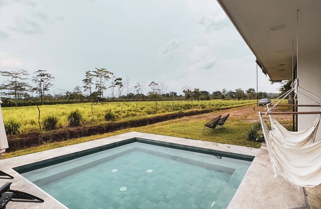 Casa abierta con vista al volcán y piscina privada