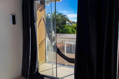 Casa Amarela Itaúna 4min da Praia que ocorre o WSL, 1min da pista de skate do LS, pracinha com parque infantil, quadra de futebol, tudo isso a 1 min da duplex, perto do comércio, wi-fi super rápido, estacionamento gratuito, monitoramento 24hrs