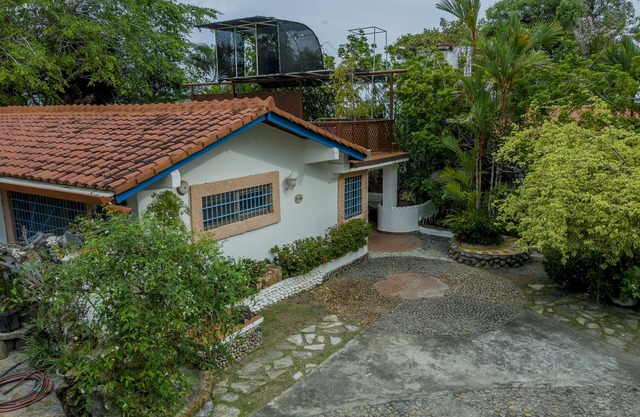 casa amplia con acceso directo a playa semi privada con arboles y vegetación.