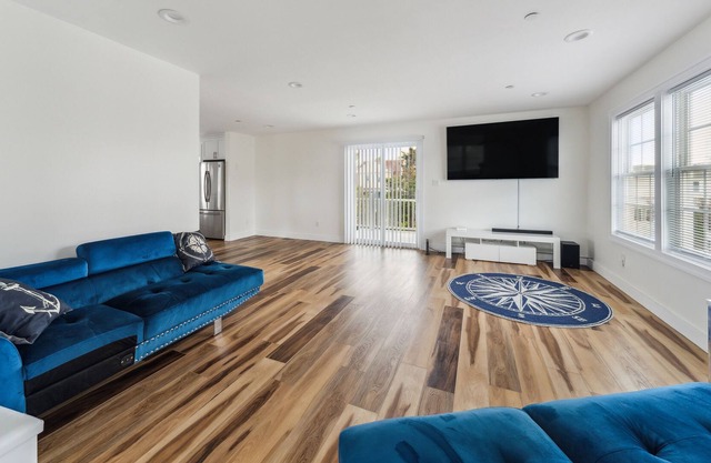Casa Azul new modern 4.5 bd rm 2.5 bthrm getaway steps from nautical mile marina