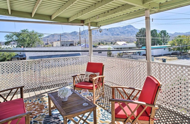 'Casa Azul' - Walk to Hot Springs & Downtown!