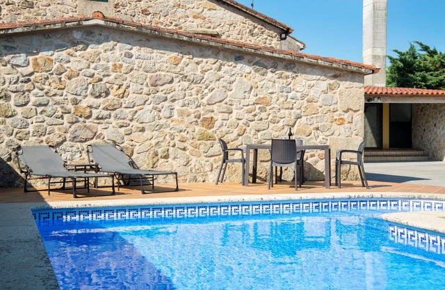 Casa Belai en entorno rural con piscina, zona barbacoa y salón chimenea.