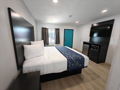 Casa Blanca Inn and Suites