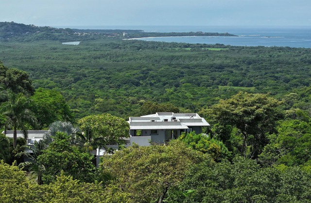 Casa Blue tiene vista al Océano Pacífico, a solo 15 minutos de Tamarindo.